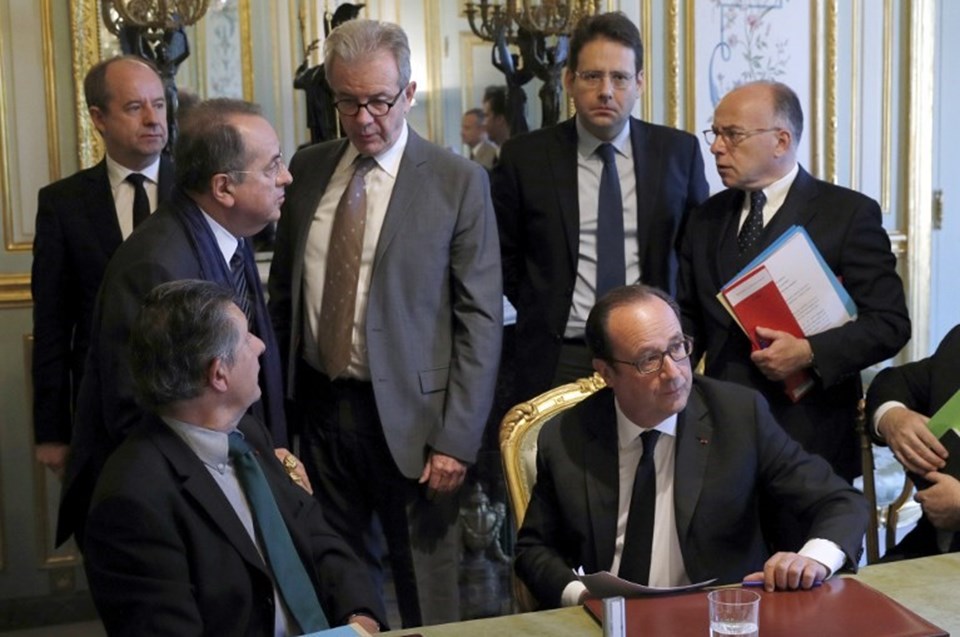 Paris'teki terör saldırı sonrası Cumhurbaşkanı François Hollande başkanlığında güvenlik toplantısı yapıldı.