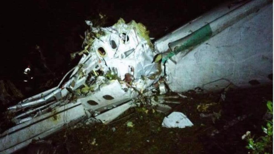 Brezilyalı futbolcuları taşıyan yolcu uçağının ilk enkaz fotoğrafı sosyal paylaşım sitesi Twitter'dan yayınlandı. 
