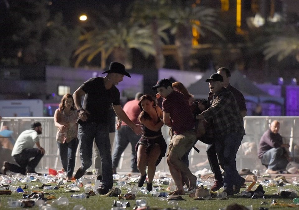 Las Vegas Polis Departmanı sosyal medyadan yaptığı açıklamda saldırganın yakalanması için operasyonun sürdüğü bilgisini paylaştı.

