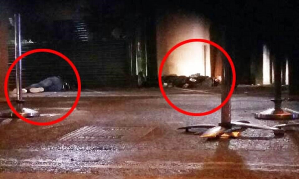 Bıçaklı saldırganlar polis tarafından silahla vurularak, öldürüldü.