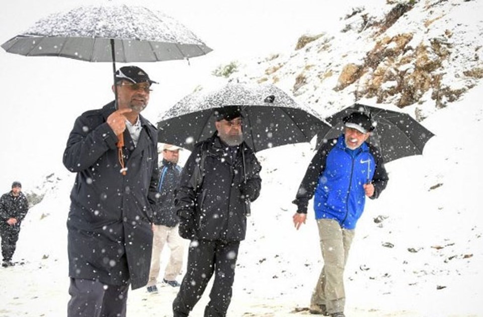 İran Cumhurbaşkanı Hasan Ruhani'nin Nevruz tatilinde çektirdiği fotoğrafları sosyal meydada paylaşması tepkilere yol açtı.