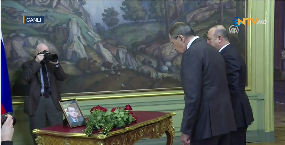 Dışişleri Bakanı Mevlüt Çavuşoğlu ve Rusya Dışişleri Bakanı Sergey Lavrov toplantı öncesi, Karlov'un fotoğrafının bulunduğu masaya karanfil bıraktı ve saygı duruşunda bulundu.