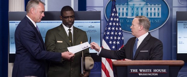 trump maaş bağış beyaz saray040417.jpg