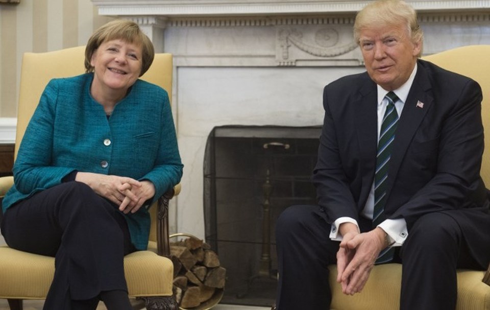 ABD Başkanı Donald Trump gazetecilerin ısrarına rağmen Merkel'le el sıkışmayı kabul etmemişti.