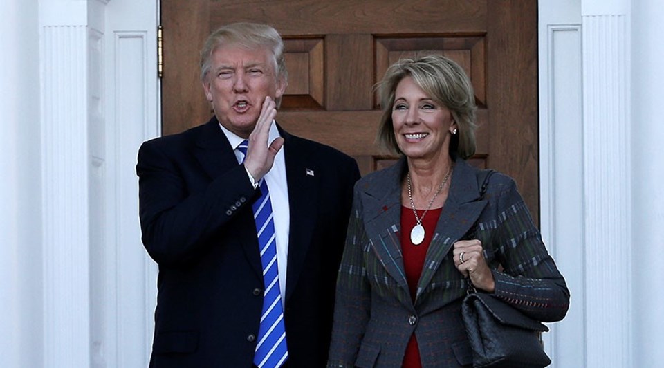 Blackwater'ın kurucusu Erik Prince'ın kardeşi Betsy DeVos, Trump hükümetinde eğitim bakanı olarak görev yapıyor. Bakan DeVos, Trump hükümetinin en tartışmalı isimlerinden biri olarak öne çıkıyor.