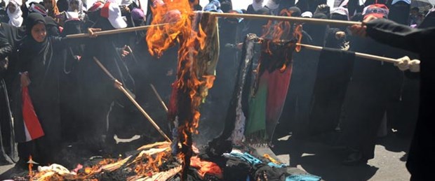 Yemen'de çarşaflı protesto