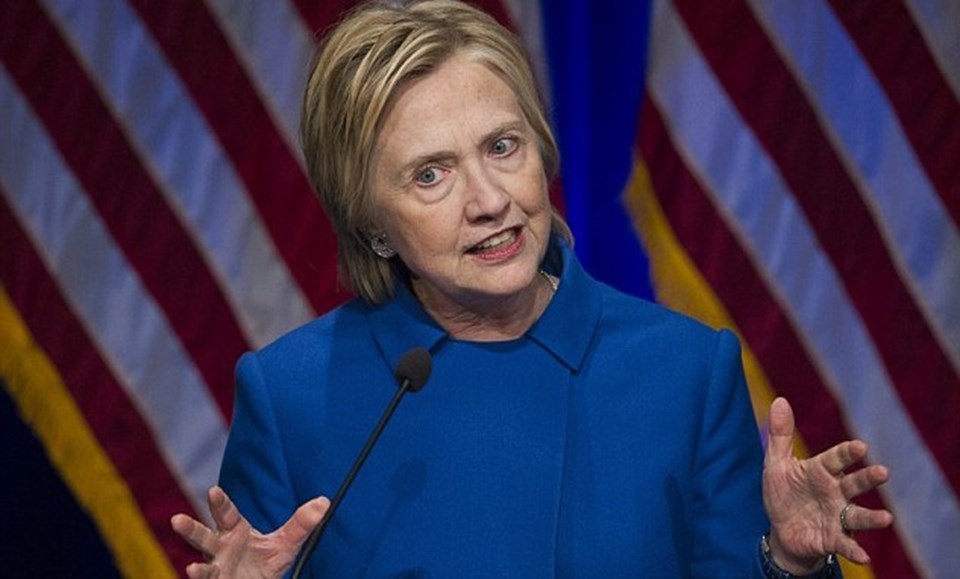 Yenilgi sonrası ilk kez halk karşısına çıkan Clinton, "Buraya gelmek hiç kolay olmadı" dedi.