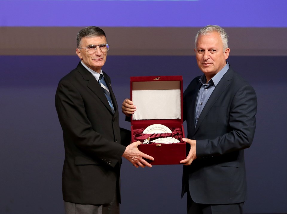 Konuşmaların ardından Prof. Dr. Aziz Sancar'a plaket taktim edildi.
