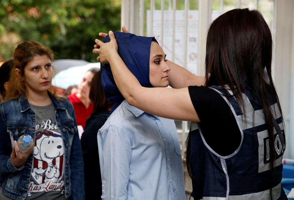 Adaylar sınav girmeden önce üstleri arandı.