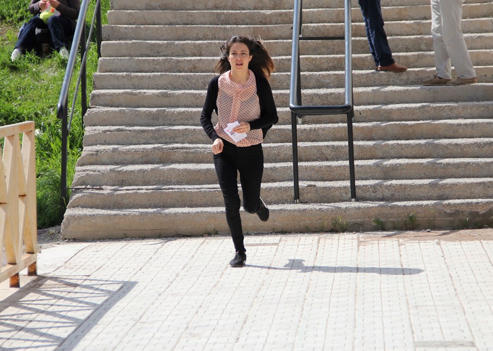 Sınava geç kalan bazı adayler, yetişebilmek için koştu.