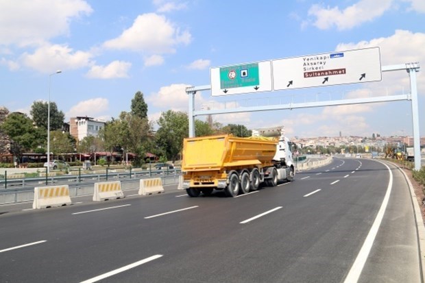 20 Aralık’ta açılacak olan Avrasya Tüneli'nde asfalt çalışması tamamlandı. Cumhurbaşkanı Recep Tayyip Erdoğan, yarın kendi kullanacağı makam otomobiliyle Avrupa yakasından Asya yakasına geçerek tünelden ilk geçişi gerçekleştirecek. ,fe0h025HOkq1Ss-uuvkCMQ