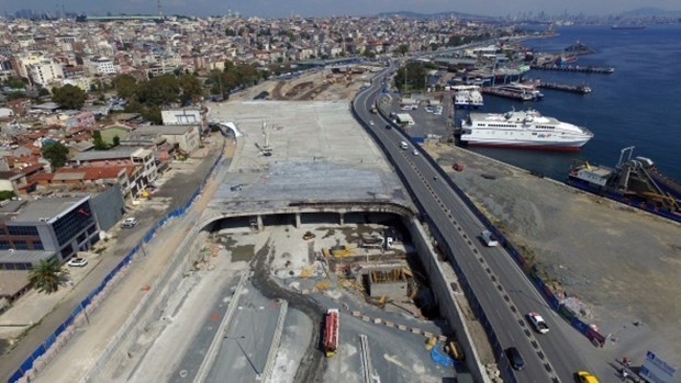 20 Aralık’ta açılacak olan Avrasya Tüneli'nde asfalt çalışması tamamlandı. Cumhurbaşkanı Recep Tayyip Erdoğan, yarın kendi kullanacağı makam otomobiliyle Avrupa yakasından Asya yakasına geçerek tünelden ilk geçişi gerçekleştirecek. Giseler-tamamlaniyor,cQjHUoHEvU2cZdg74iraZg