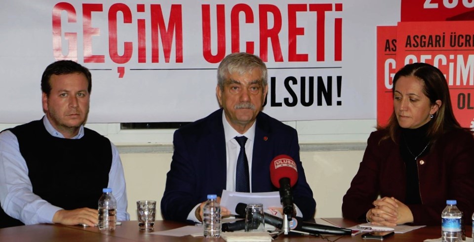 DİSK Genel Başkanı Kani Beko (ortada) basın toplantısı düzenledi.