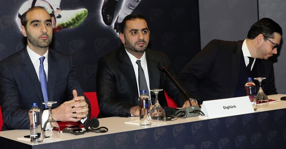 Digiturk'ün CEO'su Yousef Al-Obaidly (ortada) ihale salonunda hazır bulundu.