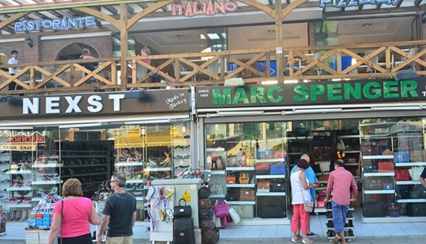 Hisarönü esnafı mağaza isimleriyle İngiliz basınına haber oldu... BİR TÜR MARKS&SPENCER