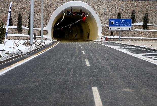 Ilgazcalı 15 Temmuz İstiklal Tüneli bugün açıldı. Tünel, yaklaşık 35 dakikada aşılan Ilgaz Dağı yolunu geçiş süresini 8 dakikaya düşürecek. ,1wezrb_tqEaPMKPA6GJYdw