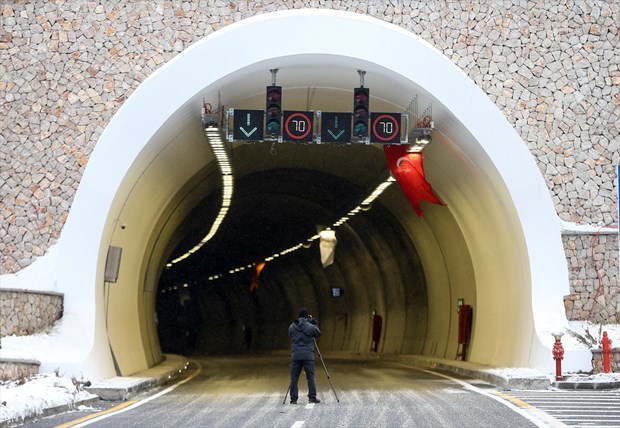 Ilgazcalı 15 Temmuz İstiklal Tüneli bugün açıldı. Tünel, yaklaşık 35 dakikada aşılan Ilgaz Dağı yolunu geçiş süresini 8 dakikaya düşürecek. ,8yCz6v-jQEi-oUUCSCaW0A