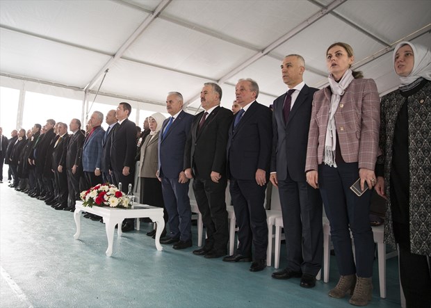 Ilgazcalı 15 Temmuz İstiklal Tüneli bugün açıldı. Tünel, yaklaşık 35 dakikada aşılan Ilgaz Dağı yolunu geçiş süresini 8 dakikaya düşürecek. ,kLDKj_VfWUmuFXBVQQMUhA