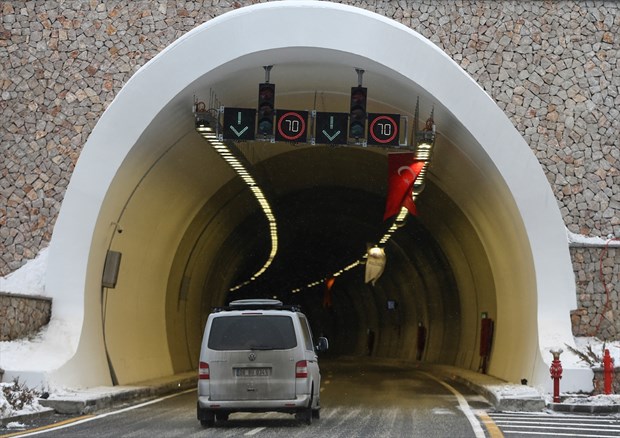 Ilgazcalı 15 Temmuz İstiklal Tüneli bugün açıldı. Tünel, yaklaşık 35 dakikada aşılan Ilgaz Dağı yolunu geçiş süresini 8 dakikaya düşürecek. ,kWNYY8NLPkKPmQGtvf5Bng