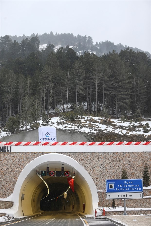 Ilgazcalı 15 Temmuz İstiklal Tüneli bugün açıldı. Tünel, yaklaşık 35 dakikada aşılan Ilgaz Dağı yolunu geçiş süresini 8 dakikaya düşürecek. ,rjIXnjumJEKg60so6jJBiw