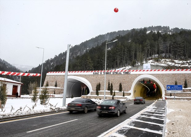 Ilgazcalı 15 Temmuz İstiklal Tüneli bugün açıldı. Tünel, yaklaşık 35 dakikada aşılan Ilgaz Dağı yolunu geçiş süresini 8 dakikaya düşürecek. Kopek-balgi-agzi-tunel-girisi,jJnQChm29EuULfEGixuZWQ