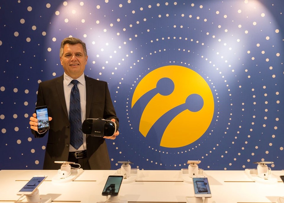Murat Erkan (Turkcell Genel Müdür Yardımcısı) yeni T serisi ürünleri İstanbul'da tanıttı.