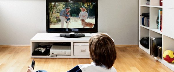 Televizyon kapandığında tepki vermeyen çocuğa dikkat