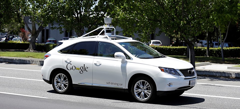 Google'ın sürücüsüz otomobilde direksiyon, gaz, debriyaj fren, vites gibi alışılagelmiş kontroller bulunmuyor.