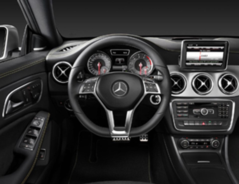 Kadranlar ve havalandırma çıkışları, Mercedes'in spor modeli SLS'i hatırlatıyor.
