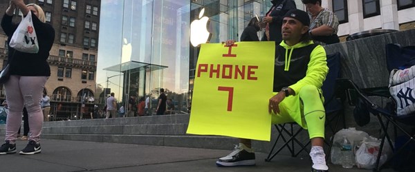 iPhone 7 için 23 gün sokakta yaşadı