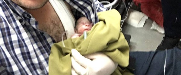 Doktor, ambulansta doğan bebeği göğsüne bastırarak hayata bağladı