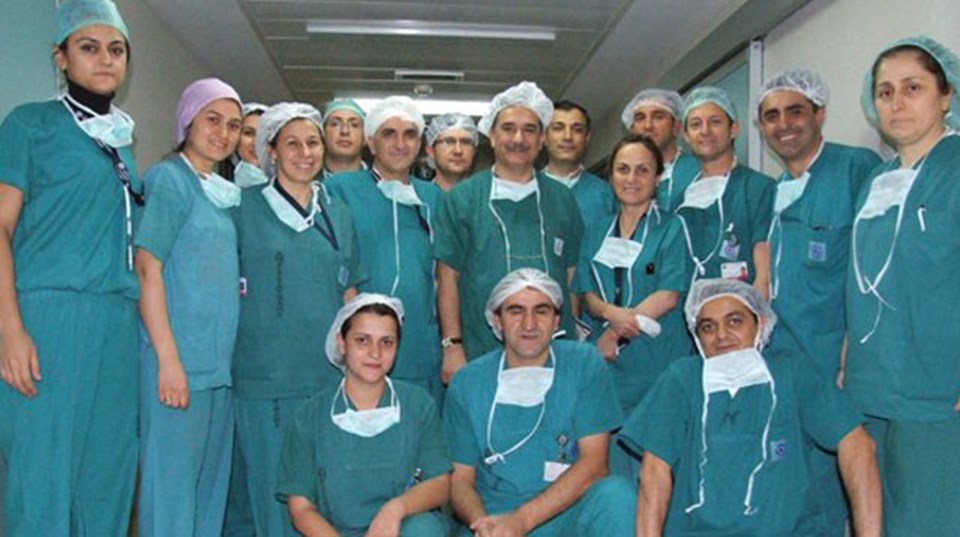 Doç. Dr. Serap Aykut Aka ameliyat ekibiyle.