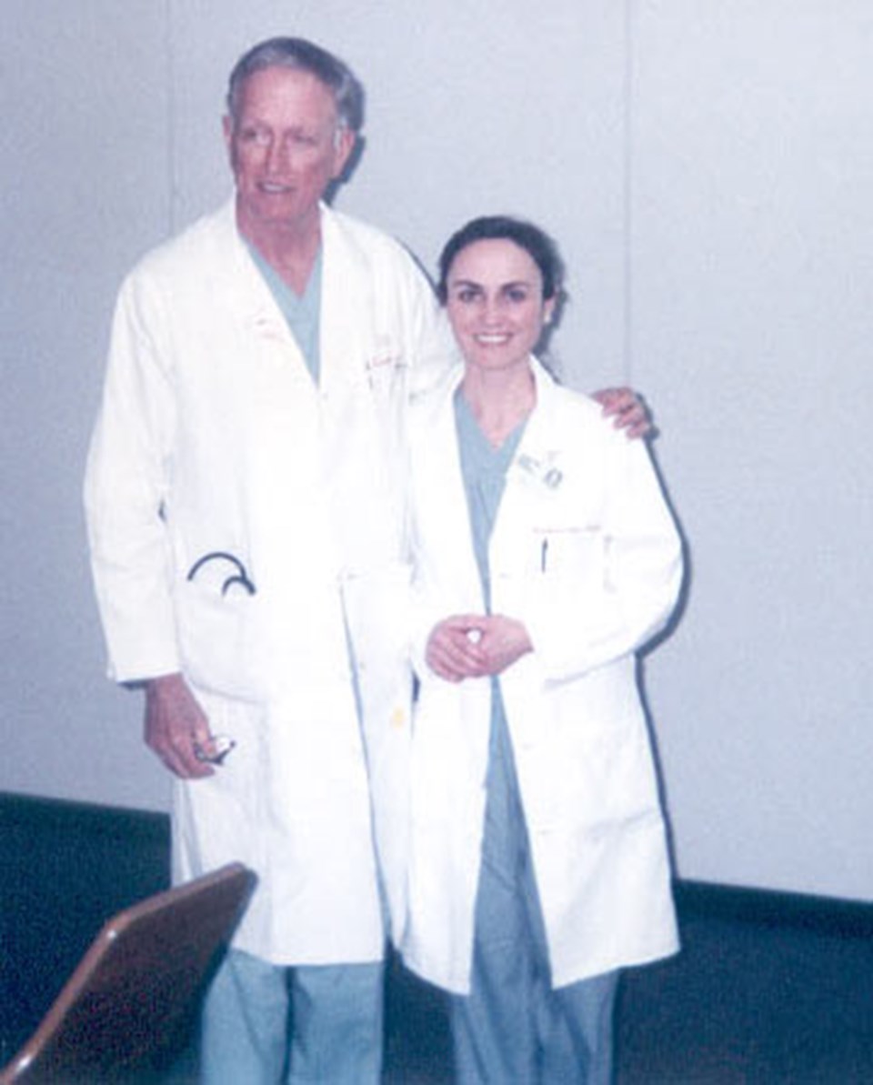 Doç. Serap Aykut Aka, Dr. Denton Cooley ile birlikte.