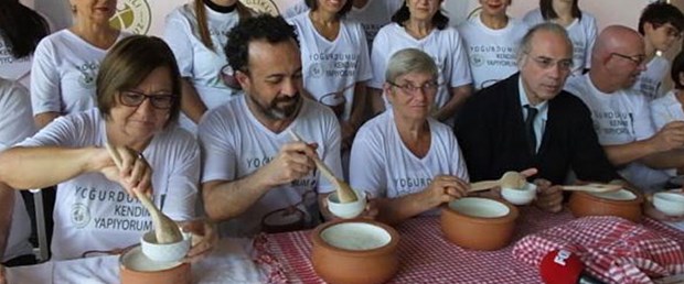 canan-karatay-yogurt-en-iyi-asidir-dedi-yogurt-mayaladi,He0FKpOuyEyA5pQZ6Y1zkw.jpg