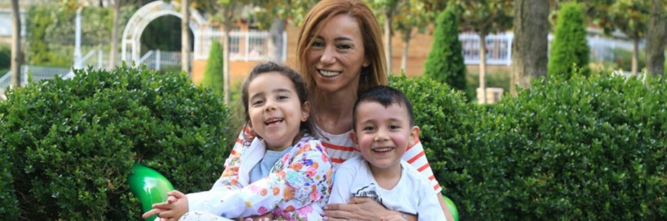 Saadet Demir Algan çocuklarıyla birlikte.