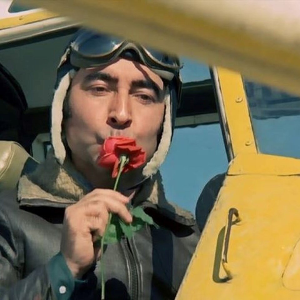 Şener Şen'in "Vecihi" olarak nam saldığı Gülen Gözler filminden bir kare.