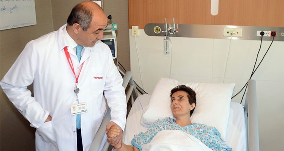 Prof. Dr. Yalçın Polat, ameliyatını yaptığı bir hastasıyla.
