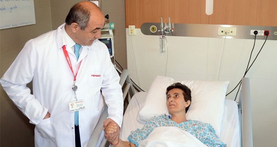 Prof. Dr. Yalçın Polat, ameliyatını yaptığı bir hastasıyla.
