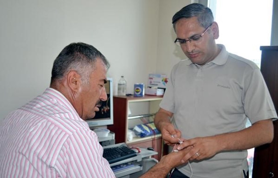 Dr. Gökhan Özdemir hastasıyla birlikte.