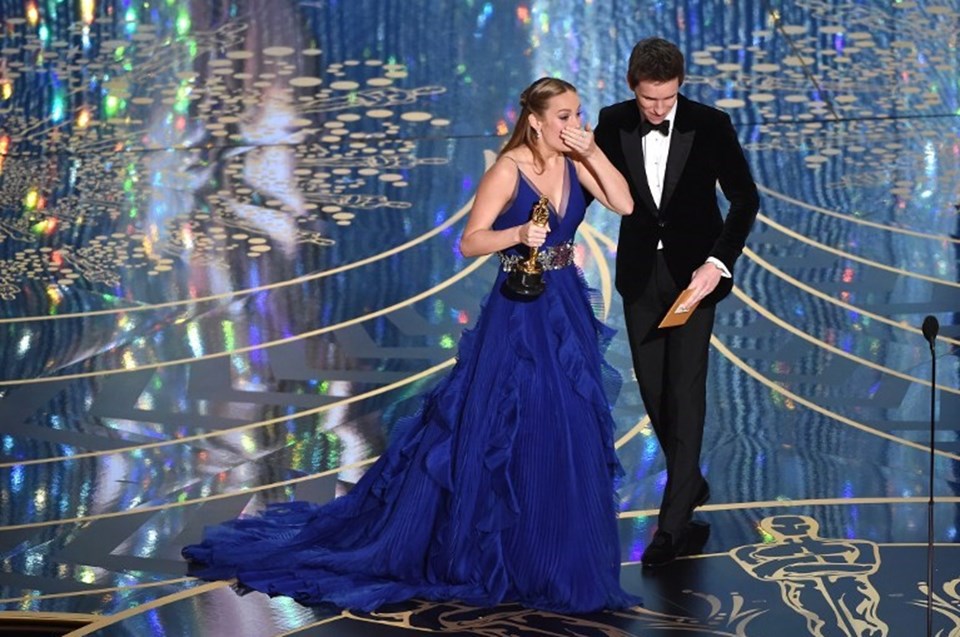 Brie Larson ödülünü aldıktan sonra sevincini gizleyemedi.