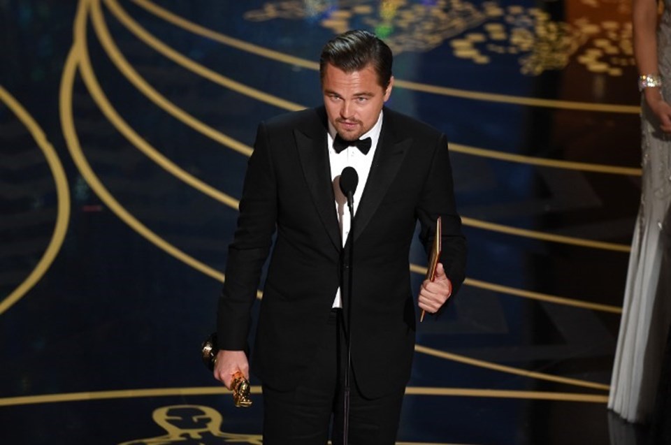 DiCaprio, 23 yıl sonra kavuştuğu Oscar heykelciği ile...