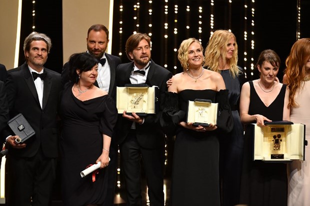 70. Cannes Film Festivali'inde Dikkat Çeken Kırmızı Halı Elbiseleri Cannes Film Festivali Ünlülerin Makyajı Cannes Film Festivali Elbiseleri Cannes Film Festivali 70. Cannes Film Festivali 70. Cannes Film Festivali'inde Dikkat Çeken Kırmızı Halı Elbiseleri