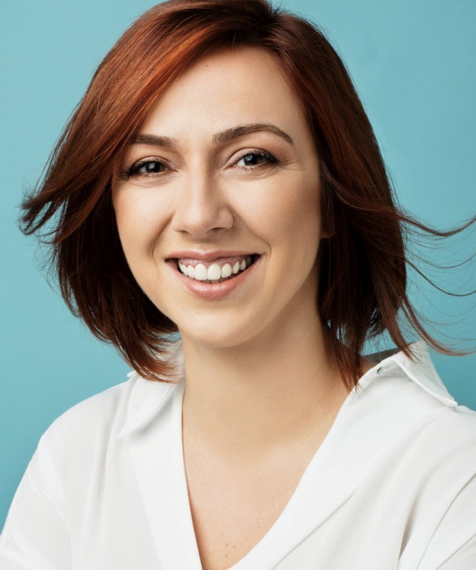 Ayşe Balıbey, ayrıca çeşitli skeçler ve reklam filmleri için metin yazarlığına devam ediyor.