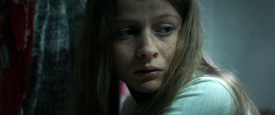 Ecem Uzun filmde çocuk yaşta evlendirilen Elmas karakterini canlandırıyor. Film 16 Aralık’ta vizyona girecek.