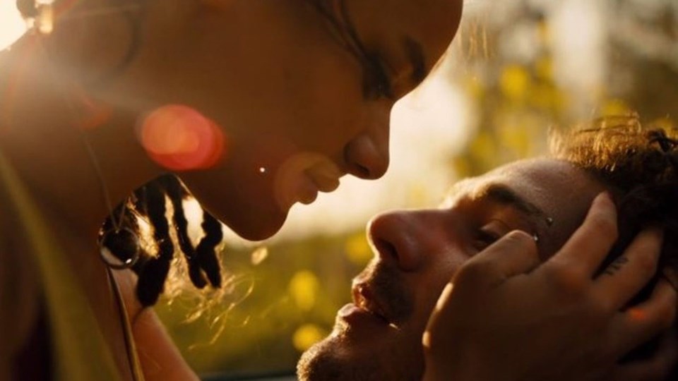 Film, Amerika’nın yoksul semtlerinde yaşayan gençlerin zengin muhitlerde kapı kapı gezip dergi satma hikayesini Star ve Jack’in sallantılı aşk hikayesi üzerinden anlatıyor.