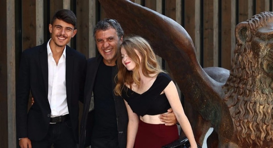 Reha Erdem’in ödüllü filmi “Koca Dünya” bu hafta vizyonda. Florent Herry’nin görüntü yönetmenliğini üstlendiği filmin müziklerinde Nils Frahm’ın imzası var. Bülent Emin Yarar ve Ayta Sözeri gibi isimler de küçük rolleriyle hikayeye katkıda bulunuyor.