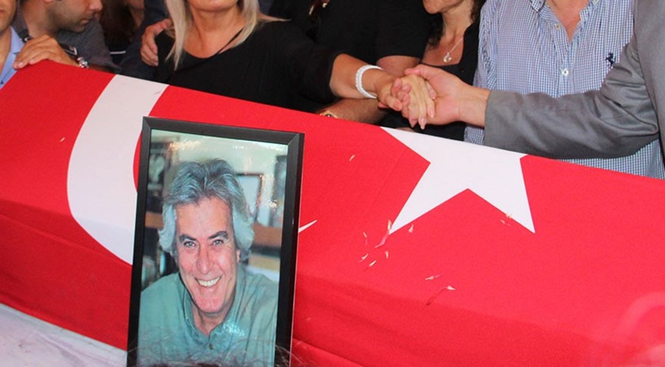 Muhsin Ertuğrul Sahnesi’nde düzenlenen törene binlerce kişi katıldı. Sanatçılar, işçiler, öğrenciler, siyasiler oradaydı.