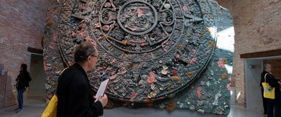 Damien Hirst’in “Treasures from the Wreck of the Unbelievable” isimli sergisi Pinault Vakfı’nın iki farklı mekanında gösteriliyor. Yüzlerce abartılı işin yer aldığı serginin oluşma süreci görsel malzemelerle de destekleniyor.