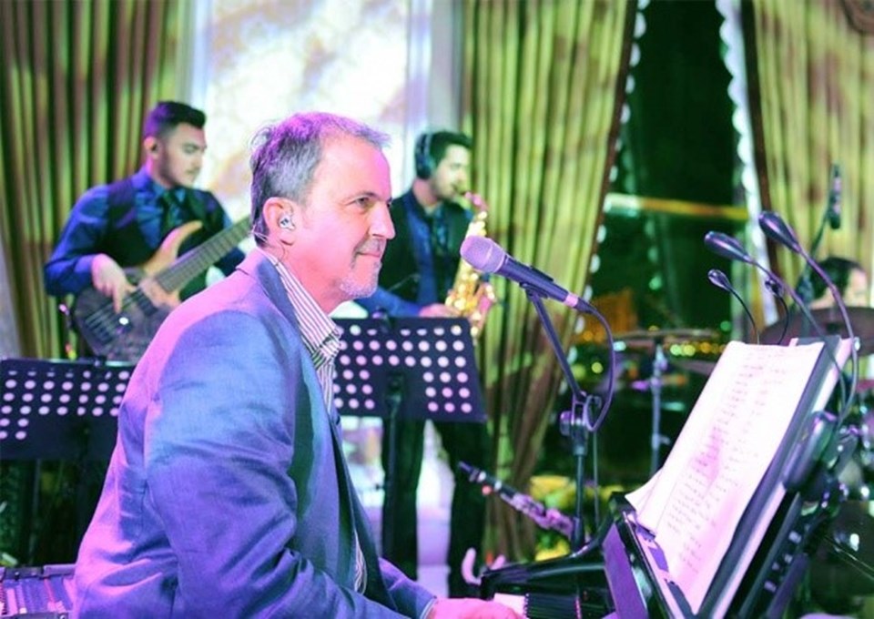 Tarık Sezer, bugünlerde O Ses Türkiye yarışmasında orkestrasıyla birlikte yer alıyor.