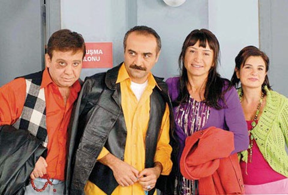 Olacak O Kadar ve Yaseminname gibi programların yazar kadrosunda yer alan Yılmaz Erdoğan “Bir Demet Tiyatro” dizisiyle 90’larda olay yarattı. Dönemin usta oyuncuları burada boy gösterdi. Birçok isim diziden sonra ünlendi.